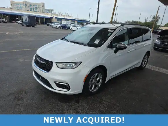 2023 Chrysler Pacifica Limited's photo