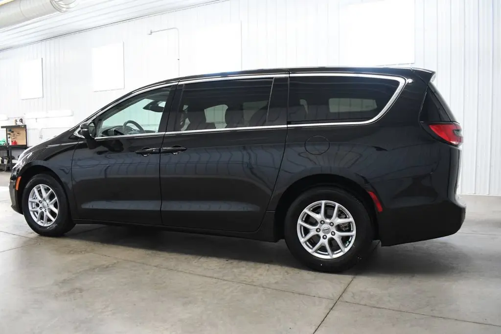 2023 Chrysler Pacifica Touring L photo 4