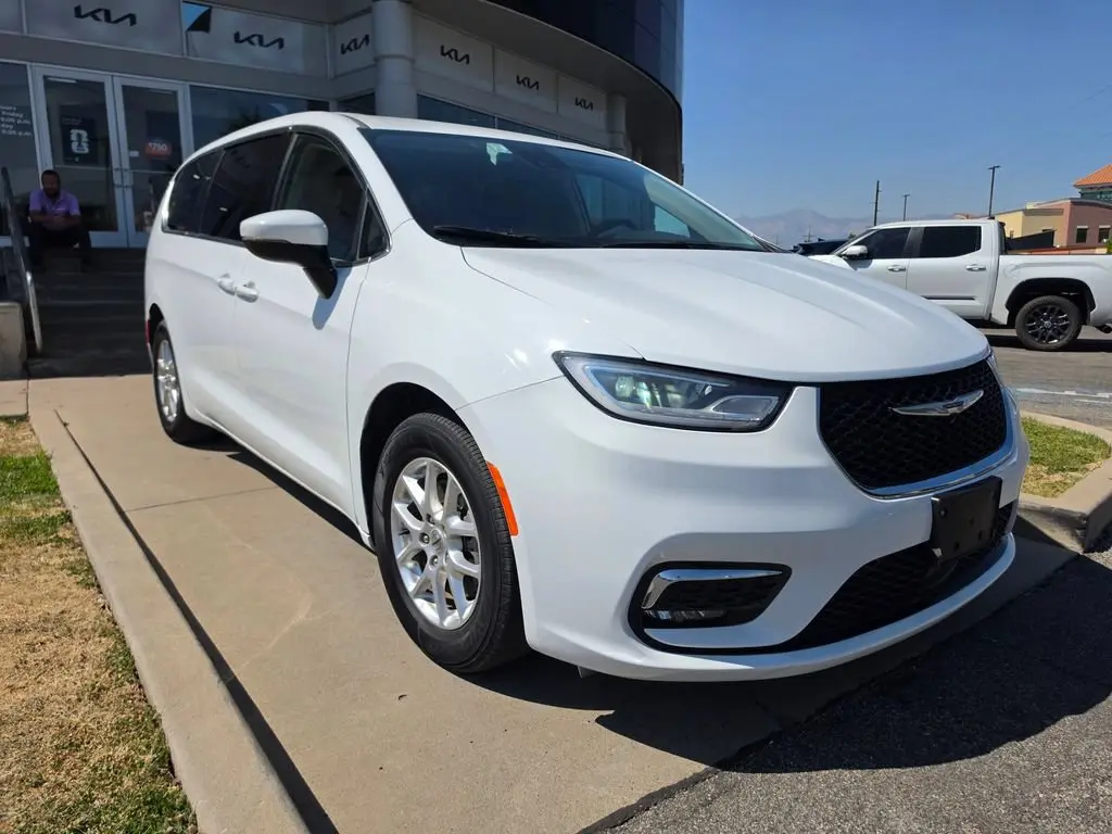 2023 Chrysler Pacifica Touring L photo 3