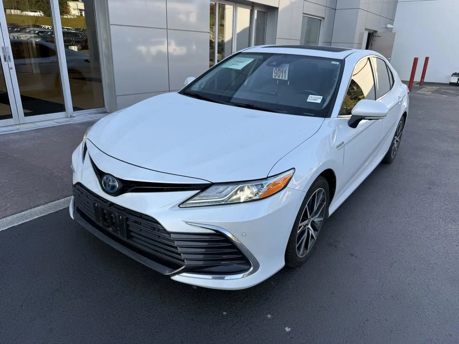 2021 Toyota Camry XLE Hybrid's photo