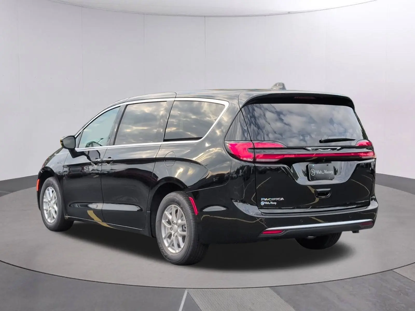 2027 Chrysler Pacifica Select photo 3