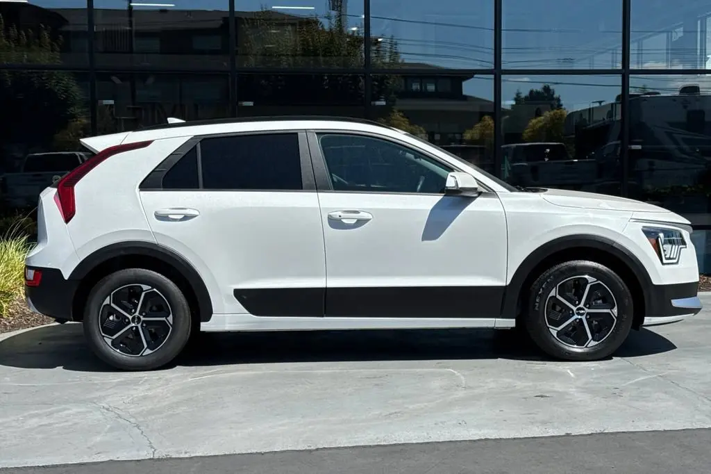 2025 Kia Niro Hybrid EX photo 3