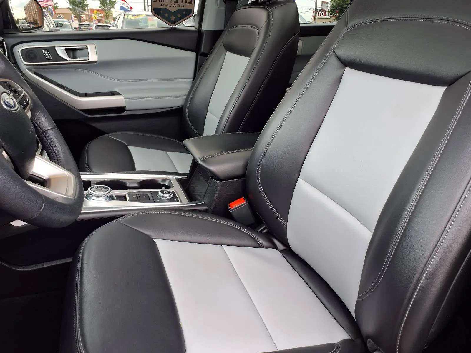 2024 Ford Explorer XLT 4WD photo 3
