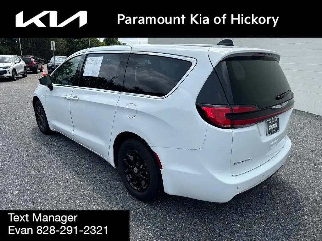 2024 Chrysler Pacifica Touring L photo 5