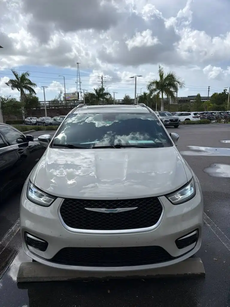 2021 Chrysler Pacifica Hybrid Pinnacle Hybrid's photo