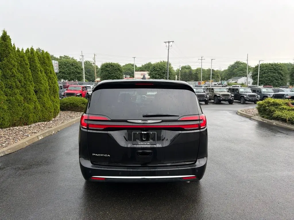 2025 Chrysler Pacifica Select photo 5