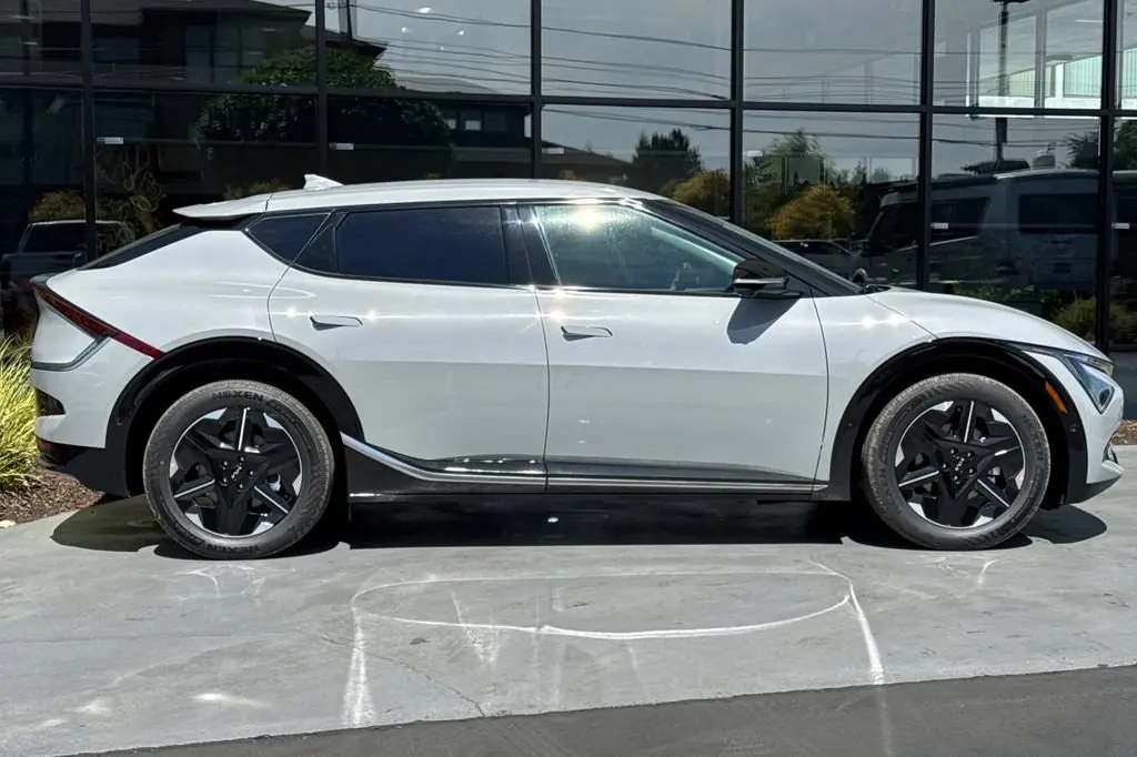 2026 Kia EV6 Wind photo 3