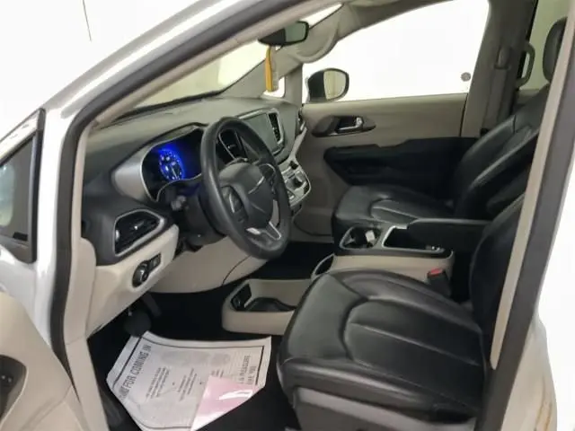 2023 Chrysler Pacifica Touring L photo 5