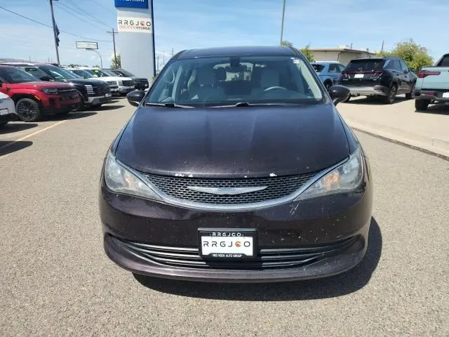 2017 Chrysler Pacifica Touring photo 3