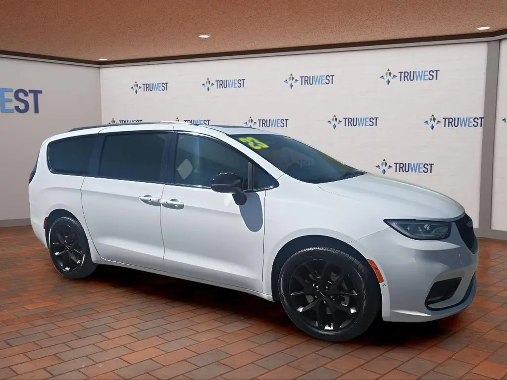 2023 Chrysler Pacifica Limited AWD photo 4