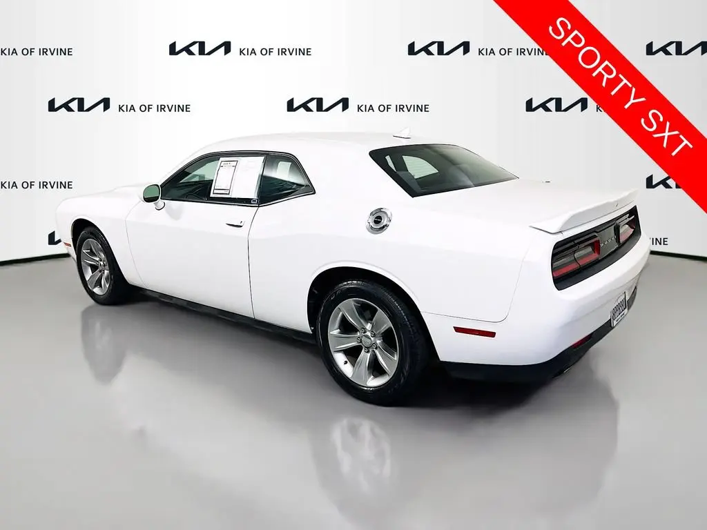 2019 Dodge Challenger SXT Auto photo 5