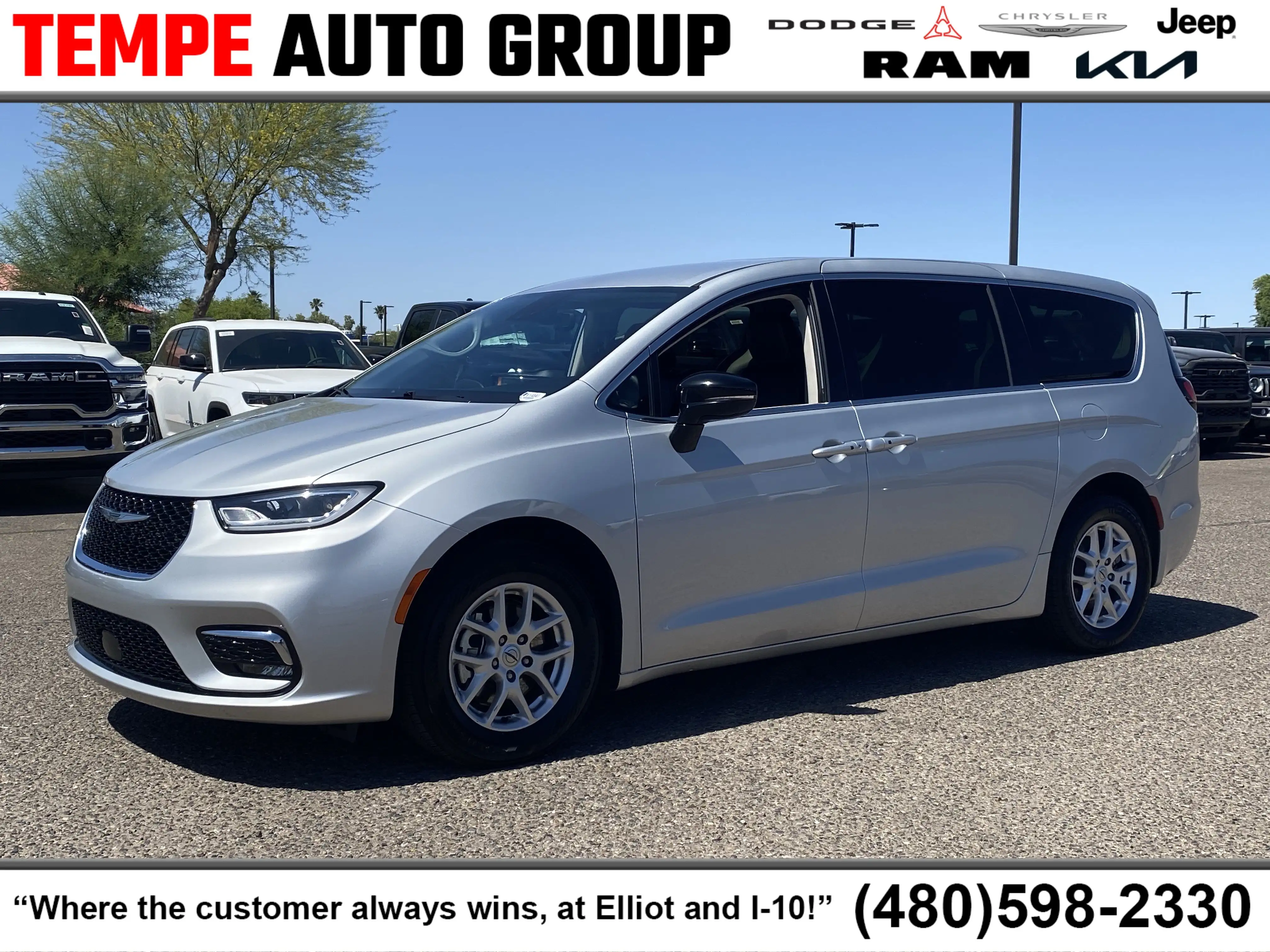 2024 Chrysler Pacifica Touring L's photo