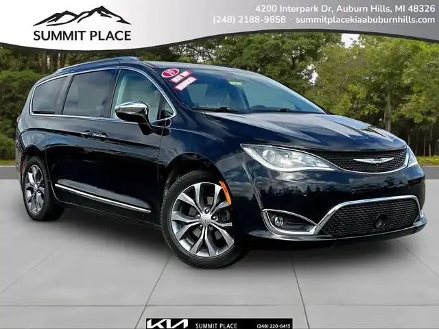 2019 Chrysler Pacifica Limited's photo