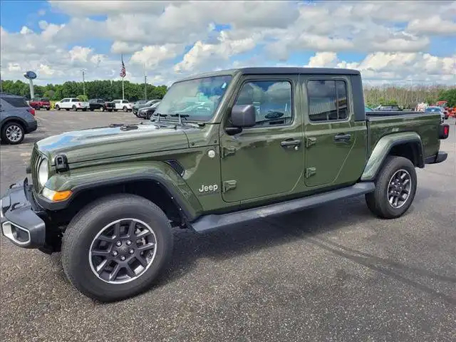 2022 Jeep Gladiator Overland's photo