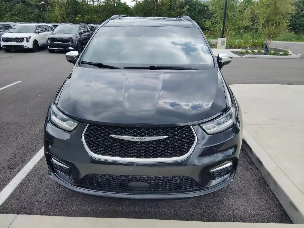 2022 Chrysler Pacifica Limited's photo
