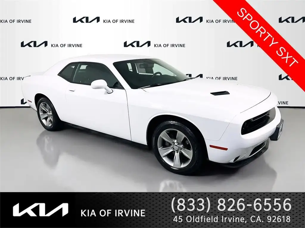 2019 Dodge Challenger SXT Auto photo 1
