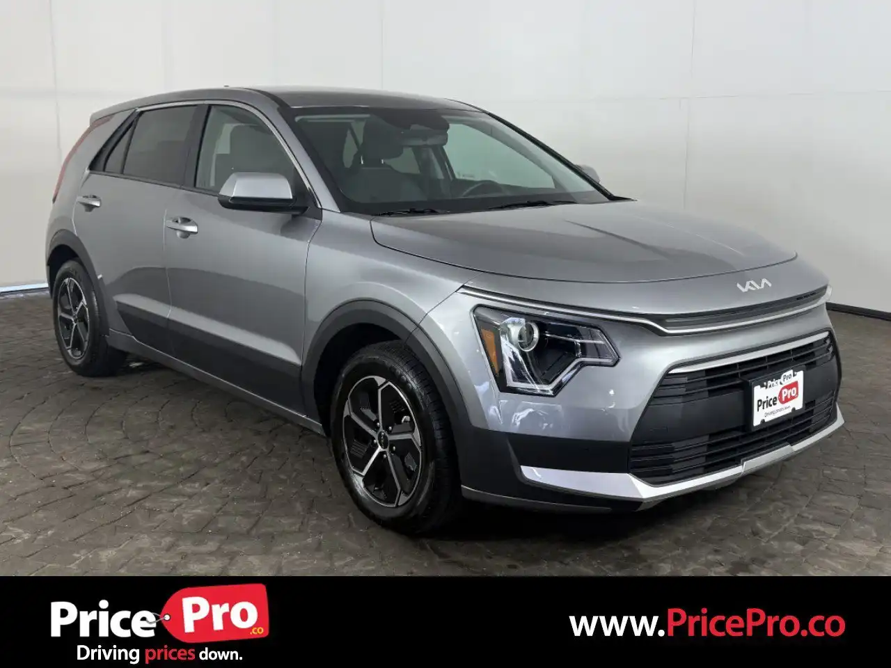 2025 Kia Niro LX HEV's photo