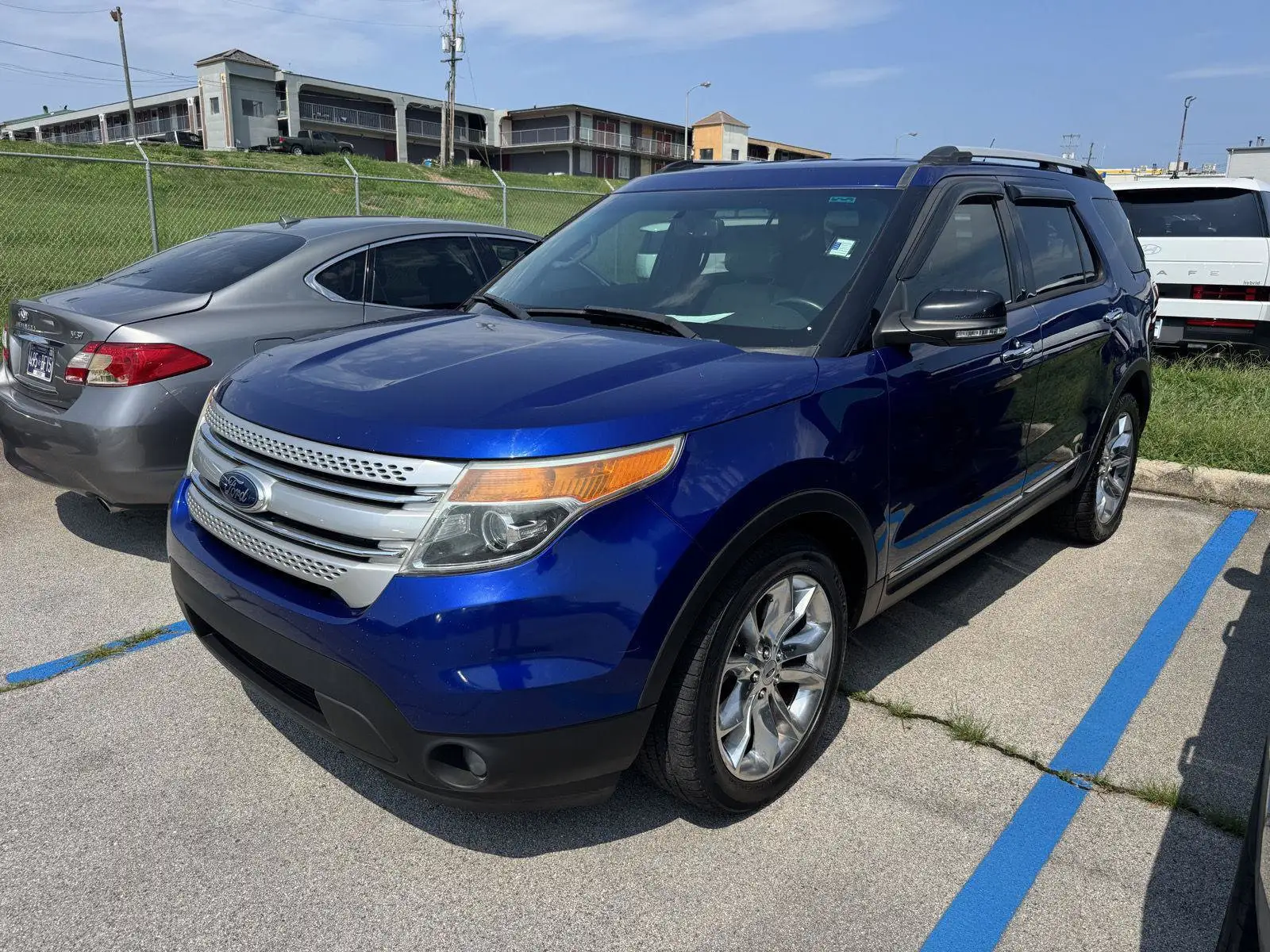 2015 Ford Explorer XLT photo 1