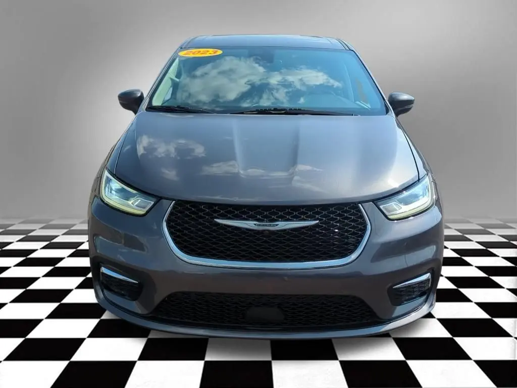 2023 Chrysler Pacifica Touring L photo 3