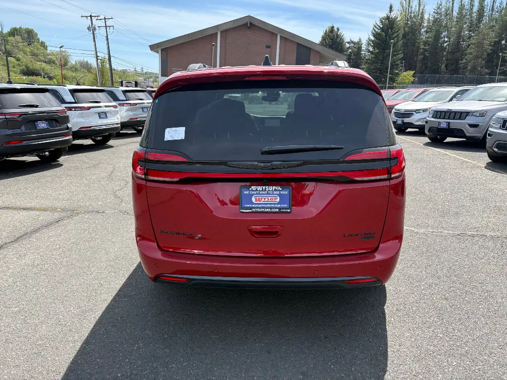 2026 Chrysler Pacifica Limited AWD photo 4