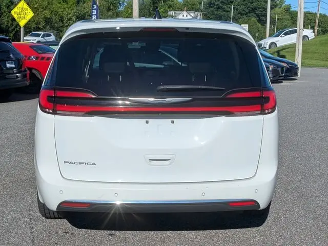 2023 Chrysler Pacifica Touring L photo 4