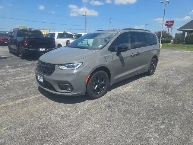 2024 Chrysler Pacifica Hybrid Select Premium S-Appearance PHEV's photo