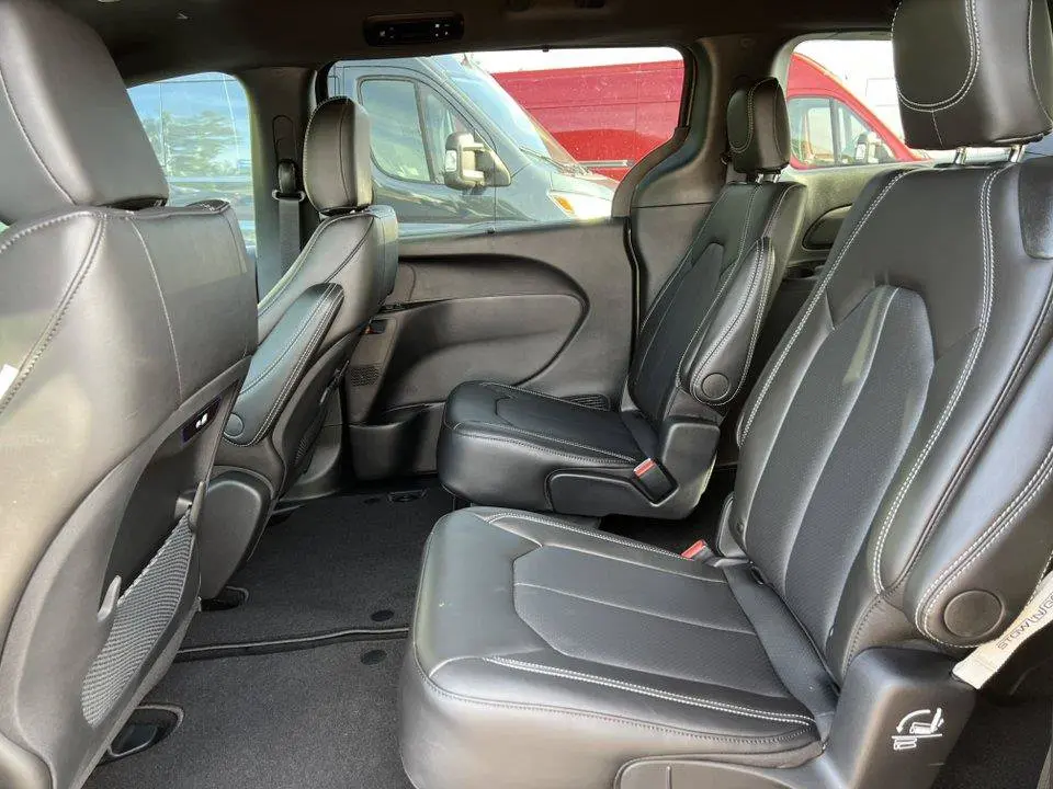 2027 Chrysler Pacifica Select photo 4