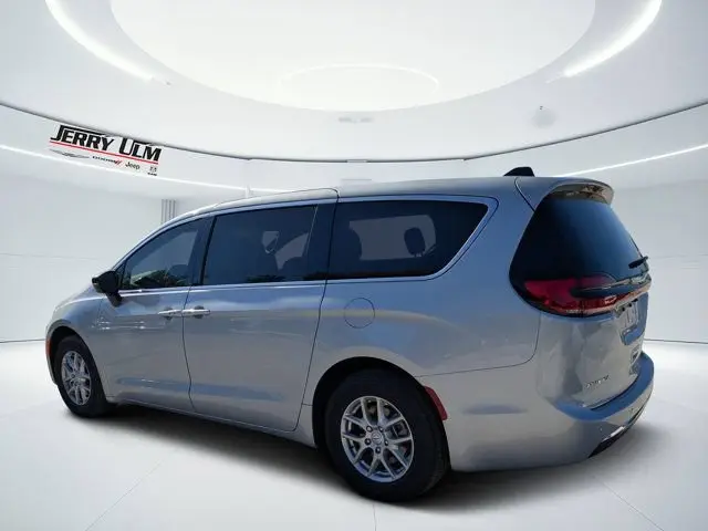 2026 Chrysler Pacifica Select photo 5