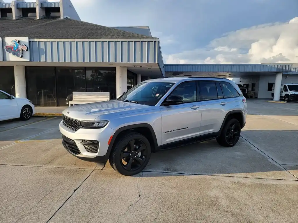 2023 Jeep Grand Cherokee Altitude's photo