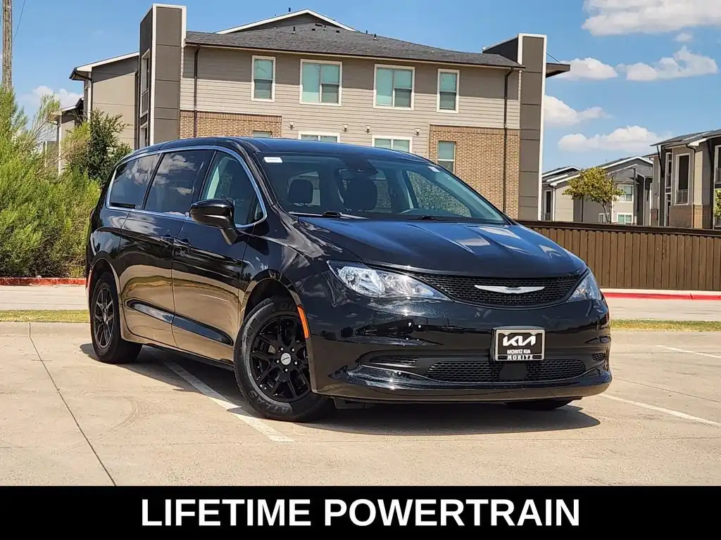 2023 Chrysler Voyager LX's photo
