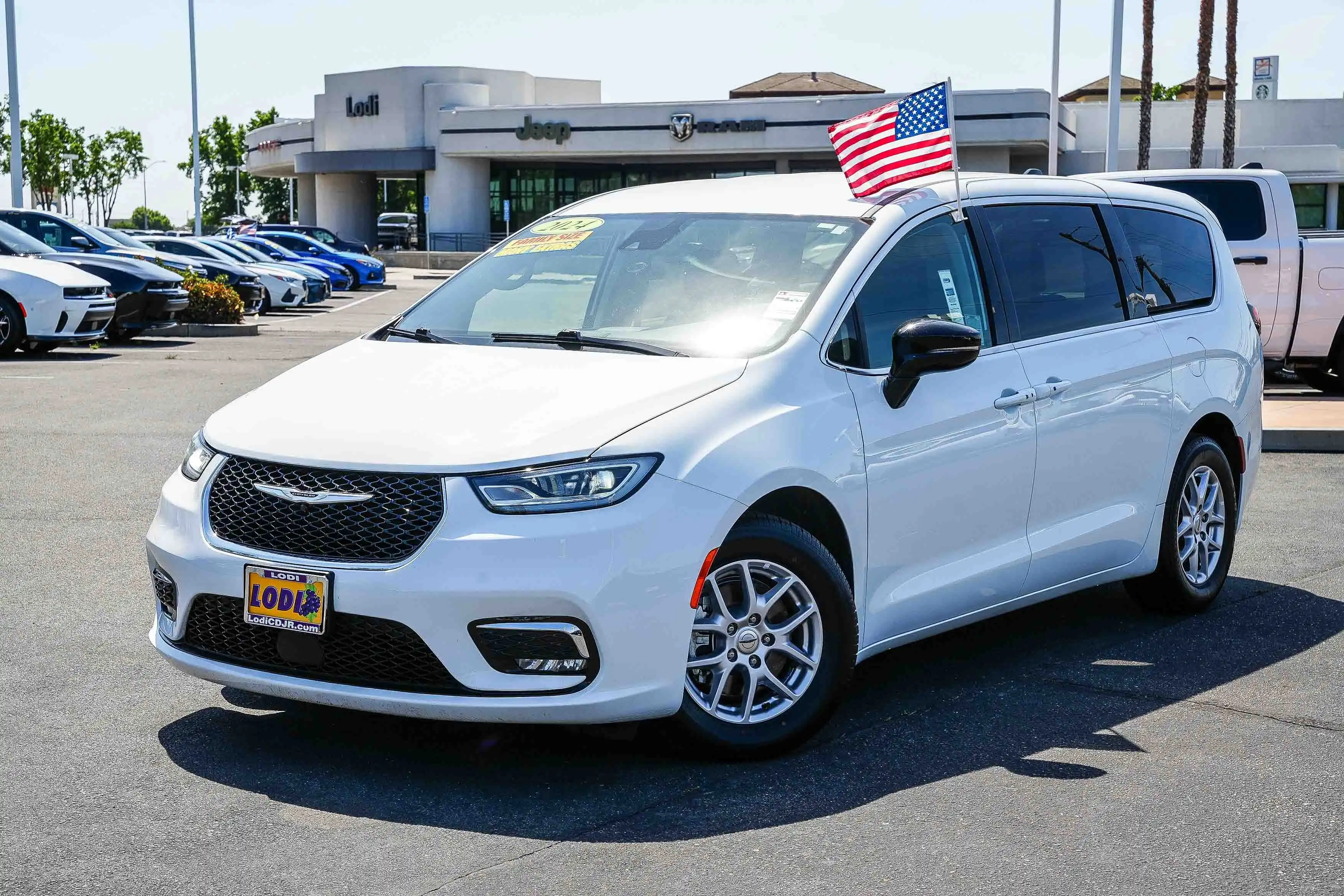 2024 Chrysler Pacifica Touring L's photo