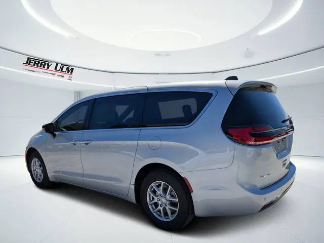 2026 Chrysler Pacifica Select photo 5