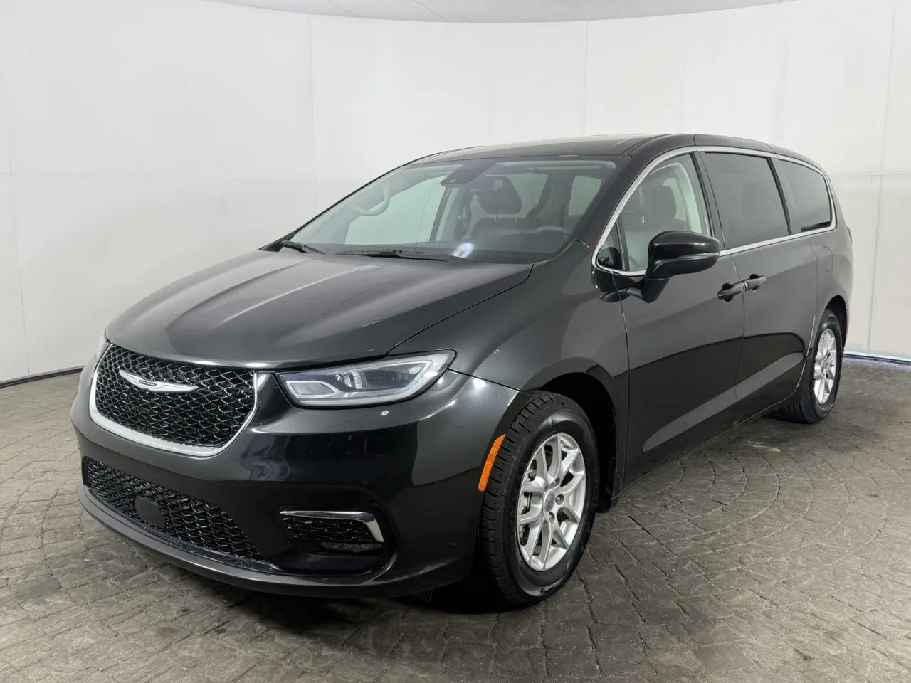 2023 Chrysler Pacifica Touring L photo 3