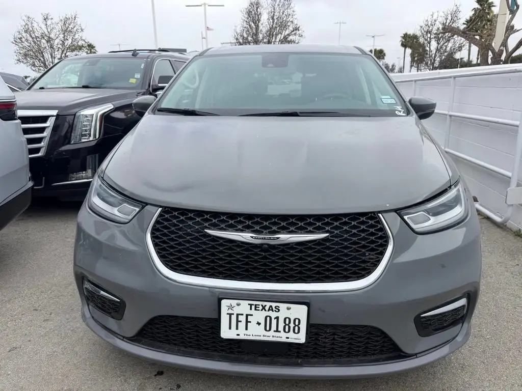 2023 Chrysler Pacifica Touring L photo 4