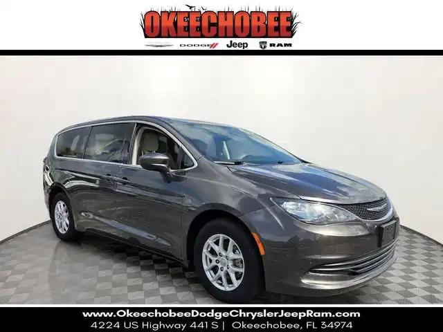2017 Chrysler Pacifica Touring's photo