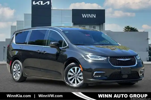 2024 Chrysler Pacifica Hybrid Select PHEV's photo