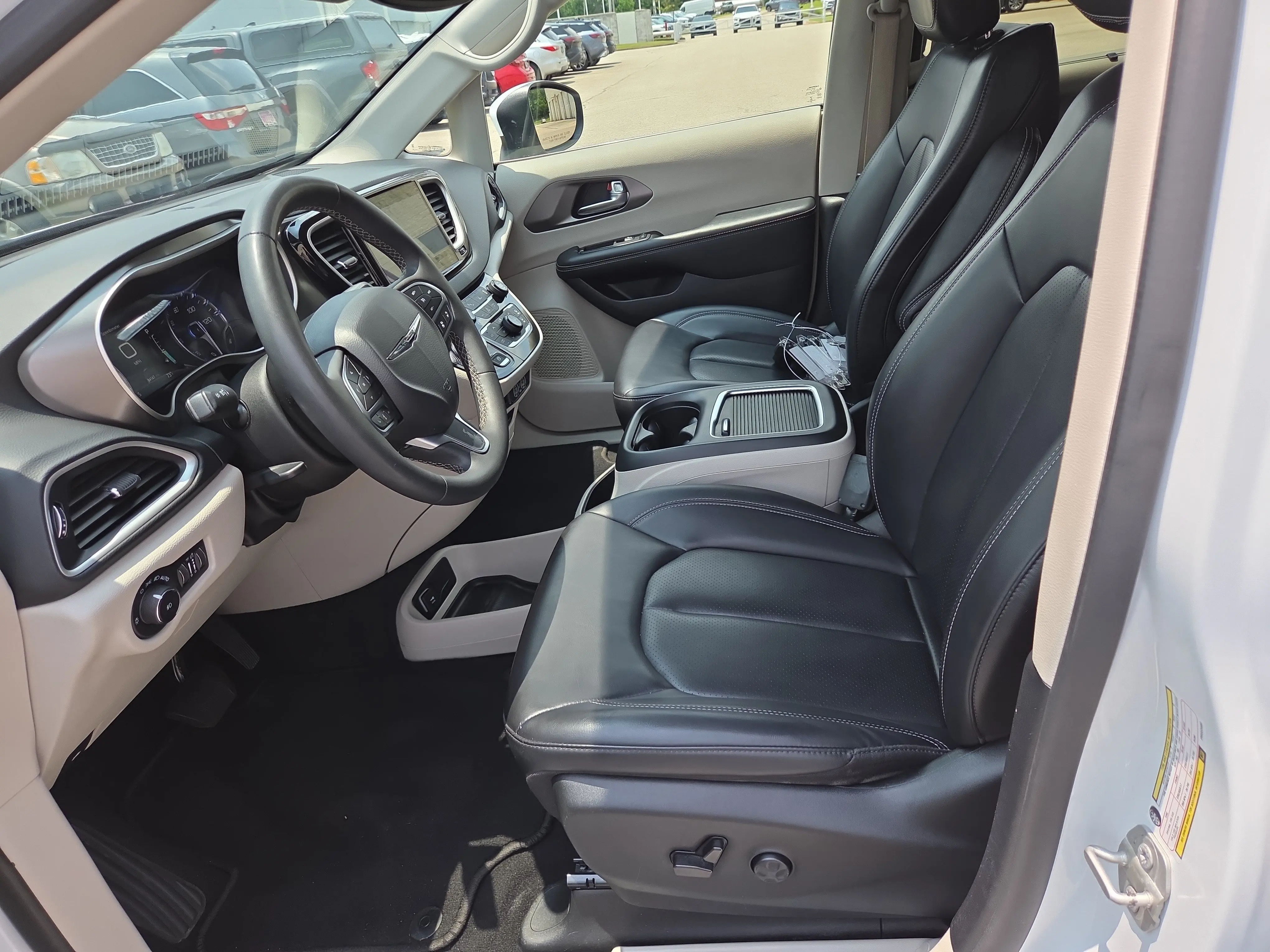 2023 Chrysler Pacifica Touring L photo 5
