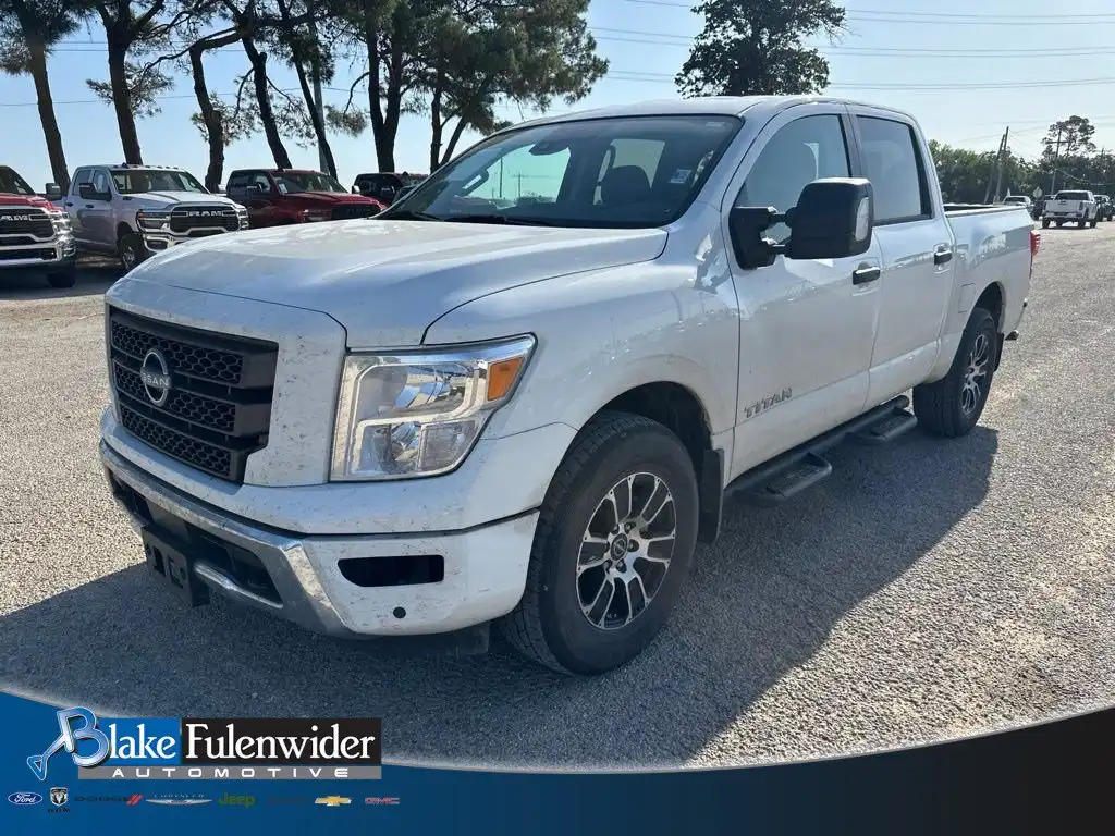 2024 Nissan Titan SV 4X4 Crew Cab's photo