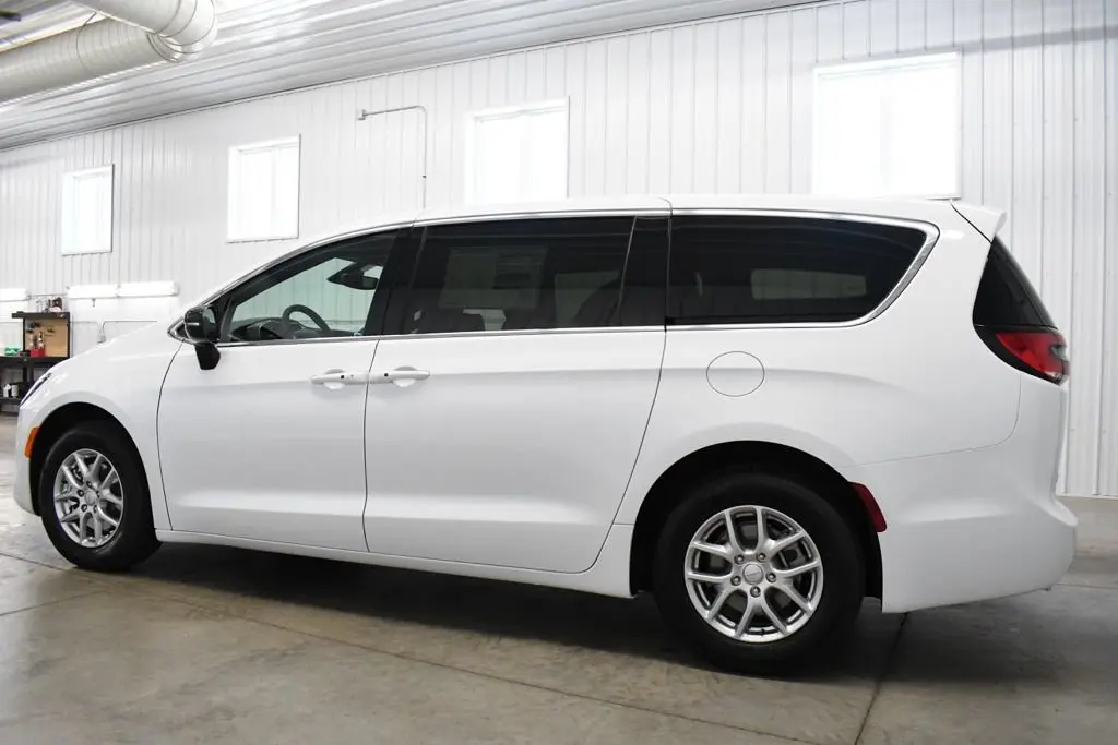 2027 Chrysler Pacifica Select photo 4