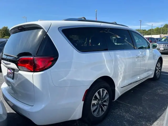 2020 Chrysler Pacifica Touring L Plus photo 4