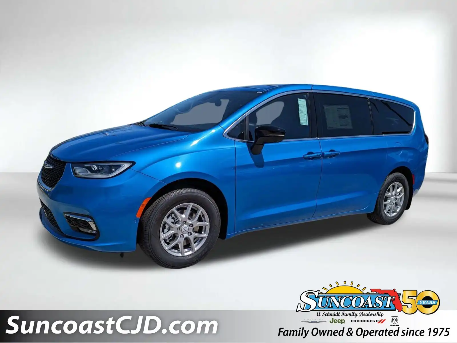 2026 Chrysler Pacifica Select's photo