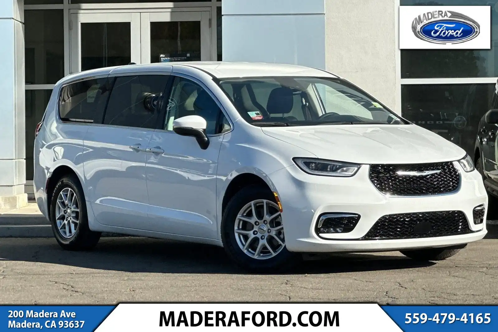 2023 Chrysler Pacifica Touring L's photo