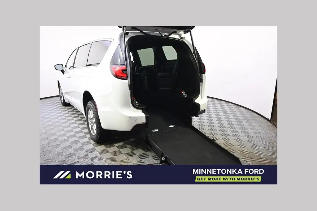 2026 Chrysler Pacifica Select photo 1