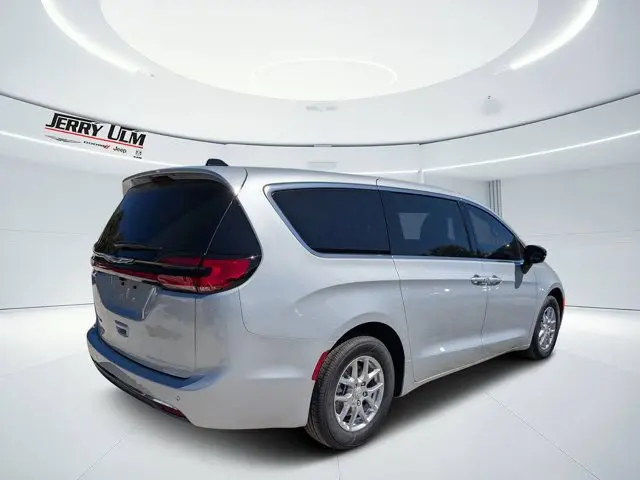 2026 Chrysler Pacifica Select photo 3