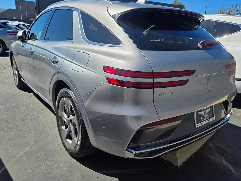 2026 Genesis GV70 2.5T Advanced AWD photo 4