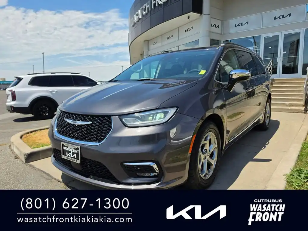 2023 Chrysler Pacifica Limited's photo