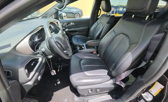 2025 Chrysler Pacifica Select photo 4