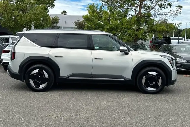 2024 Kia EV9 Wind AWD photo 3