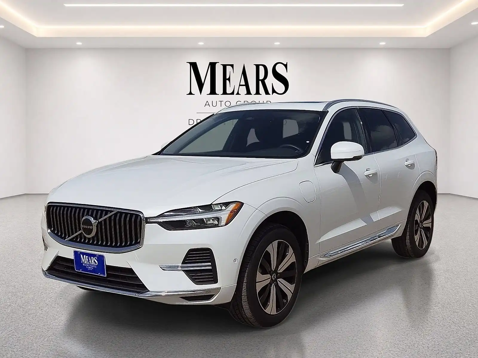 2023 Volvo XC60 T8 Plus Bright Theme AWD's photo