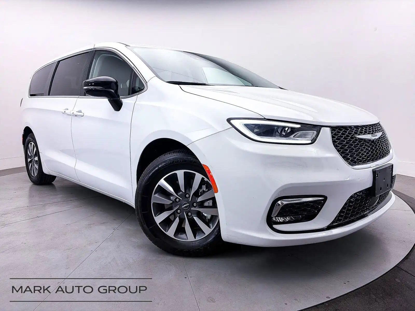 2024 Chrysler Pacifica Hybrid PHEV Select's photo